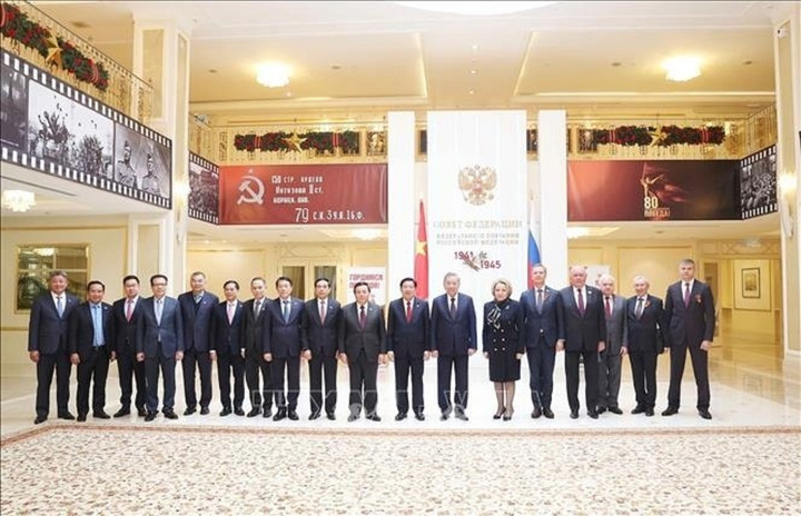 Tổng Bí thư Tô Lâm và Chủ tịch Hội đồng Liên bang, Quốc hội Liên bang Nga Valentina Matviyenko cùng các đại biểu chụp ảnh chung. (Ảnh: Thống Nhất/TTXVN)