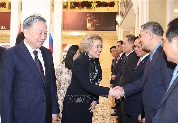 Tổng Bí thư Tô Lâm giới thiệu thành viên đoàn Việt Nam với Chủ tịch Hội đồng Liên bang, Quốc hội Liên bang Nga Valentina Matviyenko. (Ảnh: Thống Nhất/TTXVN)