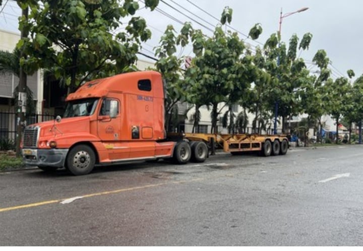 Chiếc xe đầu kéo.