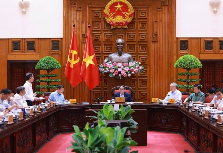 Tại cuộc họp, Thường trực Chính phủ, lãnh đạo các bộ, ngành, TPHCM và Đà Nẵng thảo luận, phân tích rõ yêu cầu, cơ hội và lợi thế cạnh tranh của Việt Nam trong xây dựng Trung tâm tài chính quốc tế. (Ảnh: VGP/Nhật Bắc)