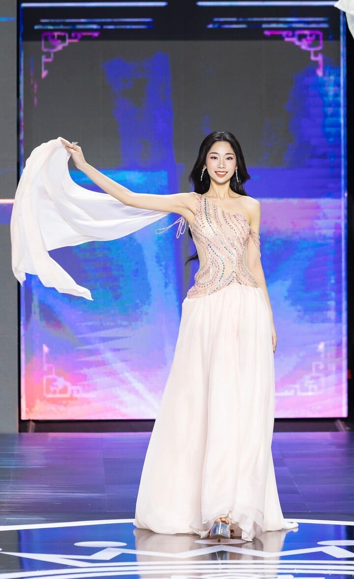 Phạm Thùy Dương (SN 2003, Hà Nội) cao 1,71 m, nặng 51 kg, số đo ba vòng 73-59-94 cm. Thùy Dương vừa là giảng viên đào tạo người mẫu, vừa là sinh viên năm cuối của cả Đại học Ngoại thương và Đại học Kinh tế quốc dân.