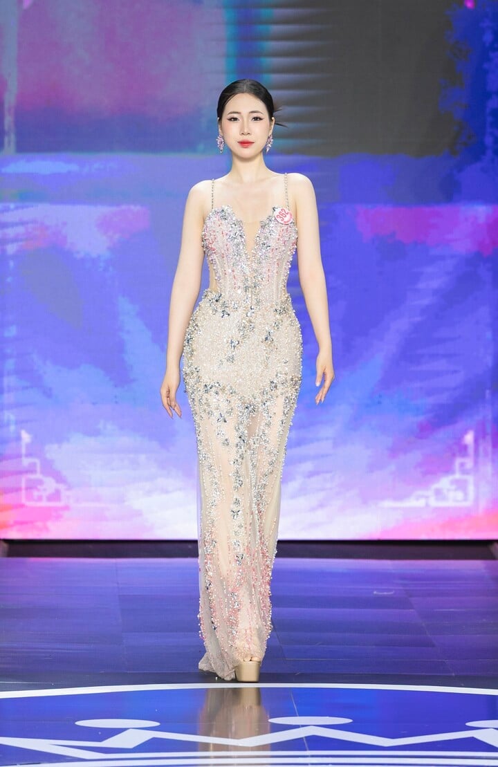 Nguyễn Phương Chi (SN 2005, Hà Nội) cao 1,69 m, nặng 53 kg, số đo ba vòng 81-62-93 cm. Phương Chi có thành tích học tập đáng nể với IELTS 7.0, hiện là sinh viên Đại học Thương mại. Cô tham gia cuộc thi vì muốn cho bản thân cơ hội bước ra khỏi vòng an toàn, đồng thời sở hữu tài lẻ đàn, hát.
