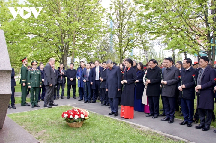 Tổng Bí thư Tô Lâm và Phu nhân cùng Đoàn đại biểu cấp cao Việt Nam đã dâng hoa và dành một phút tưởng nhớ Tổng Bí thư Lê Duẩn.