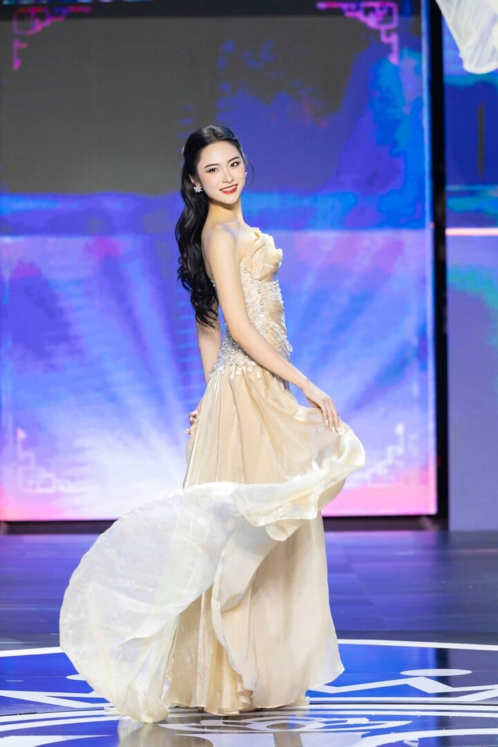 Nguyễn Thị Vân Nhi (SN 2005, Hải Phòng) cao 1,74m, số đo 3 vòng 80-62-95. Vân Nhi là sinh viên Đại học Phenikaa. Cô đam mê nhiều môn thể thao như cầu lông, bơi lội.