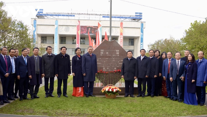 Tổng Bí thư Tô Lâm và Phu nhân chụp ảnh lưu niệm.