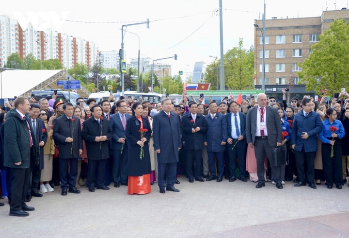Tổng Bí thư Tô Lâm và Phu nhân cùng Đoàn đại biểu cấp cao Việt Nam đã dành một phút mặc niệm tưởng nhớ anh linh Chủ tịch Hồ Chí Minh.