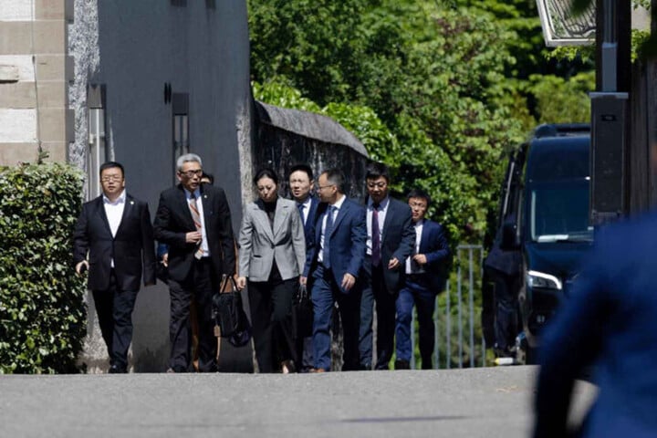Thành viên phái đoàn Trung Quốc rời khỏi nơi diễn ra cuộc đàm phán. (Ảnh: Reuters)