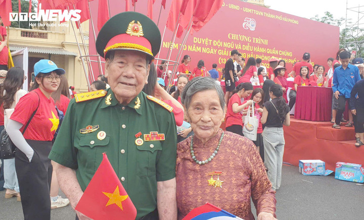 Phó Chủ tịch UBND Hoàng Minh Cường gửi lời tri ân các anh hùng liệt sỹ, các vị lão thành cách mạng, các Mẹ Việt Nam anh hùng...đã cống hiến máu xương, trí tuệ, tài năng, công sức, của cải cho cuộc đấu tranh giải phóng Hải Phòng.