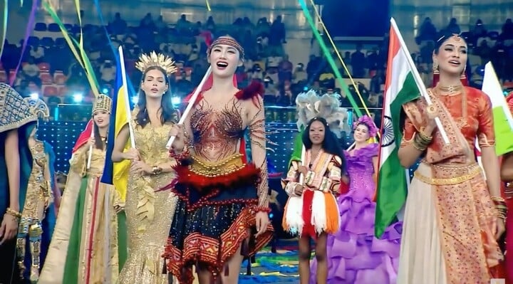 Ở màn kết, người đẹp Việt được xếp đứng tại vị trí trung tâm.