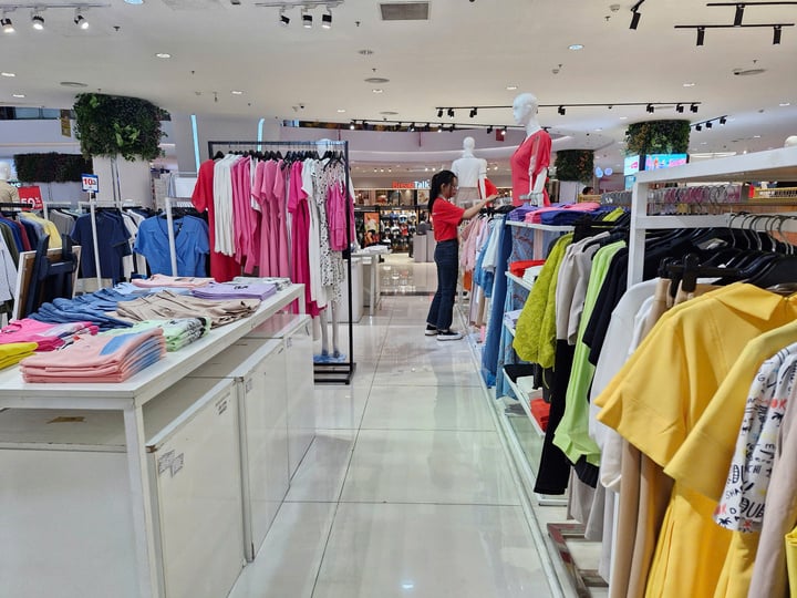 Doanh nghiệp Việt còn phải cạnh tranh gay gắt tại thị trường trong nước, khi nhiều nước không xuất hàng sang Mỹ được sẽ tăng xuất sang Việt Nam.