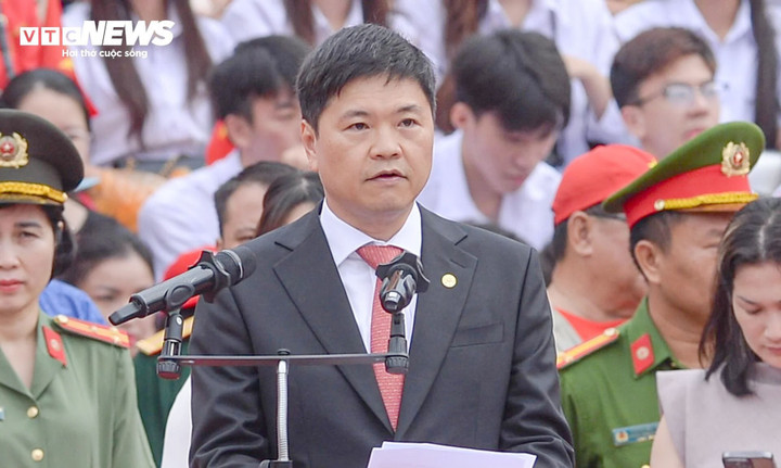 Ông Hoàng Minh Cường – Phó Chủ tịch UBND TP Hải Phòng phát biểu khai mạc chương trình và ôn lại giai đoạn “300 ngày lịch sử” của thành phố Cảng..