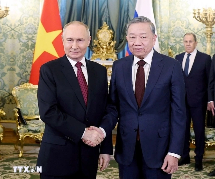 Tổng Bí thư Tô Lâm bắt tay Tổng thống Nga Putin trước hội đàm hẹp. (Ảnh: TTXVN)