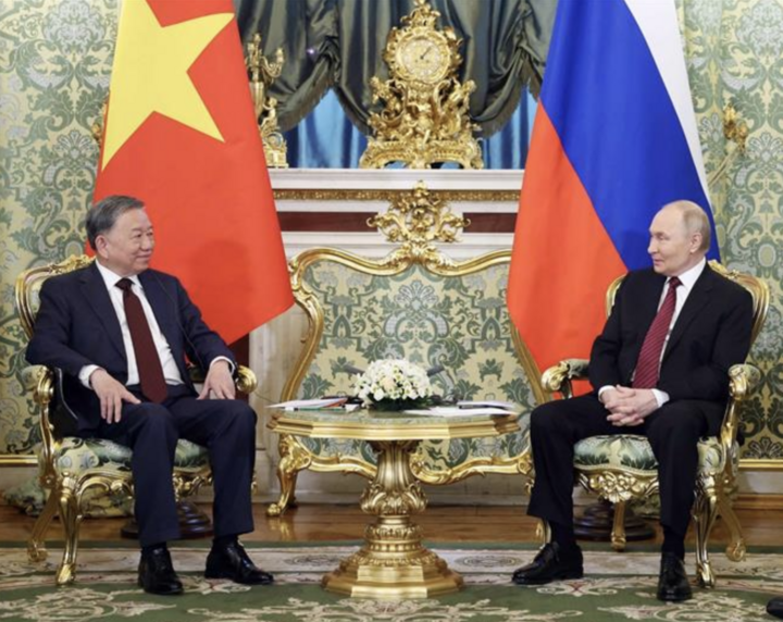 Tổng Bí thư Tô Lâm hội đàm hẹp với Tổng thống Nga Vladimir Putin. (Ảnh: TTXVN)