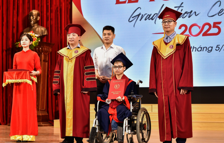 Tất Minh nhận bằng tốt nghiệp.