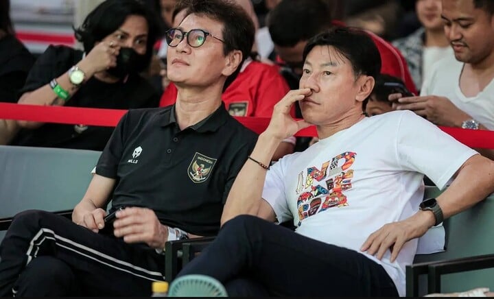 HLV Shin Tae-yong bị sa thải nhưng vẫn tới xem và cổ vũ ĐT Indonesia ở 1 quán cafe hồi tháng 3 năm nay