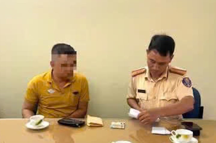 Cán bộ Phòng CSGT Nghệ An đang làm việc với tài xế Đ.M.L. (Ảnh: FB Lam Giang)