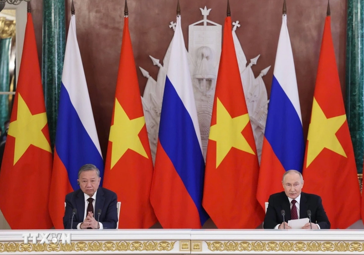 Tổng Bí thư Tô Lâm và Tổng thống Liên bang Nga Vladimir Putin phát biểu với báo chí. (Ảnh: TTXVN)