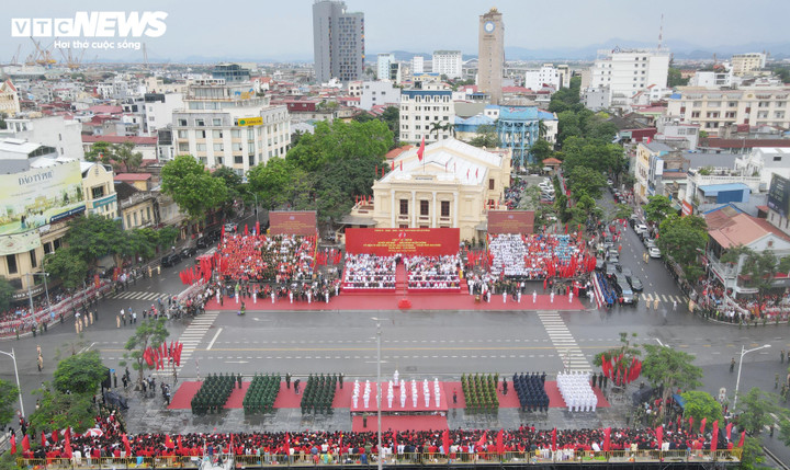 Sáng 11/5, tại Quảng trường Nhà hát thành phố và các tuyến phố trung tâm, Thành phố Hải Phòng long trọng tổ chức lễ duyệt đội ngũ, diễu hành quần chúng nhân dịp kỷ niệm 70 năm Ngày Giải phóng thành phố.