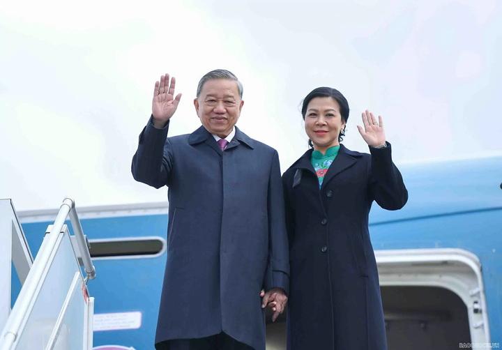 Tổng Bí thư Tô Lâm và Phu nhân bắt đầu thăm cấp Nhà nước Belarus. (Ảnh: Nguyễn Hồng)