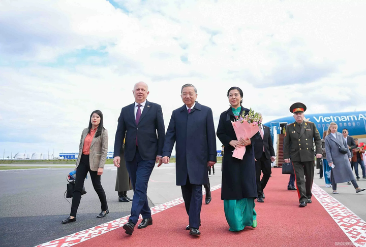 Tổng Bí thư Tô Lâm và Phu nhân bắt đầu thăm cấp Nhà nước Belarus. (Ảnh: Nguyễn Hồng)