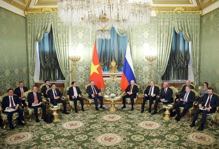 Tổng Bí thư Tô Lâm hội đàm hẹp với Tổng thống Nga Vladimir Putin. (Ảnh: TTXVN)