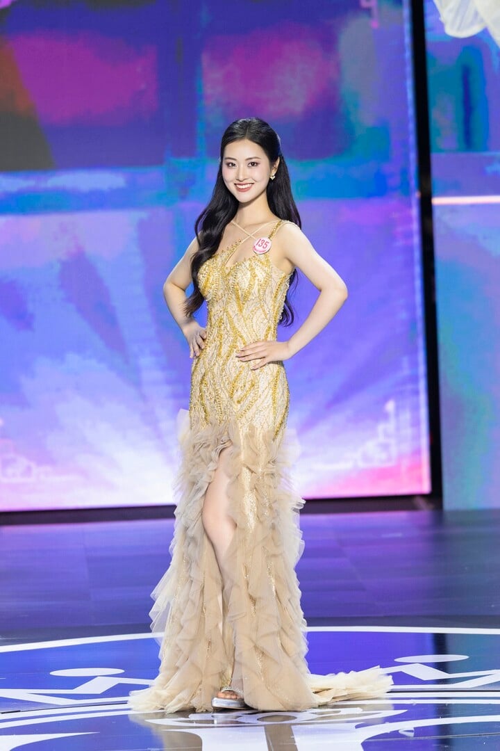 Hoàng Thị Tú Anh (SN 2003, Nghệ An) cao 1,68 m, nặng 48 kg, số đo ba vòng 75-58-92 cm. Cô đang là sinh viên năm thứ 4 tại Đại học Ngoại thương. Tú Anh có sở trường về thơ ca và múa.