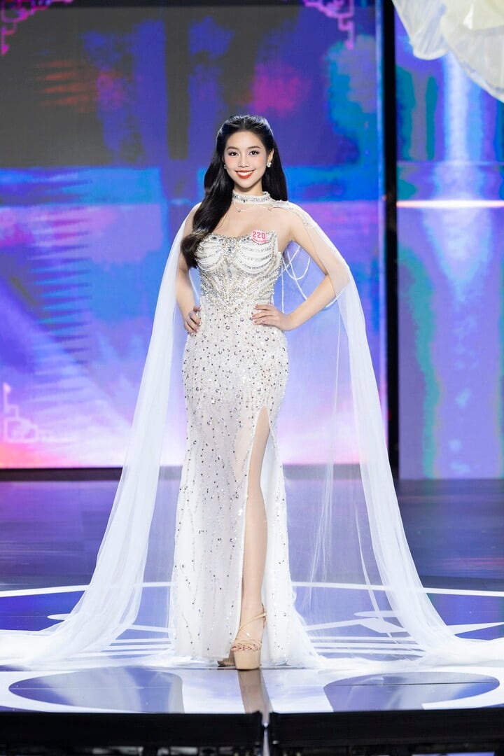 Trần Ngọc Châu Anh (SN 2003, Hà Nội) cao 1,7 m, nặng 51 kg, số đo ba vòng 86-60-90 cm. Châu Anh là Thiếu úy quân nhân chuyên nghiệp, công tác tại Khoa Âm nhạc, Đại học Văn hóa Nghệ thuật Quân đội. Không chỉ vậy, cô còn học chuyên ngành Piano tại Học viện Âm nhạc quốc gia Việt Nam.