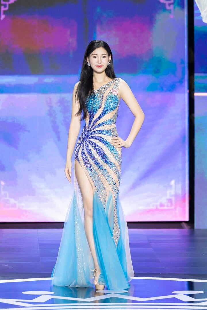 Hoàng Thị Hiền Nhi (SN 2005,Yên Bái) cao 1.78m, số đo 3 vòng 81-63-92. Hiện người đẹp học ngành Logistics và Quản lý chuỗi cung ứng, Đại học Giao thông vận tải Hà Nội. Cô mong muốn sau tốt nghiệp về Yên Bái làm việc để cống hiến cho quê hương.