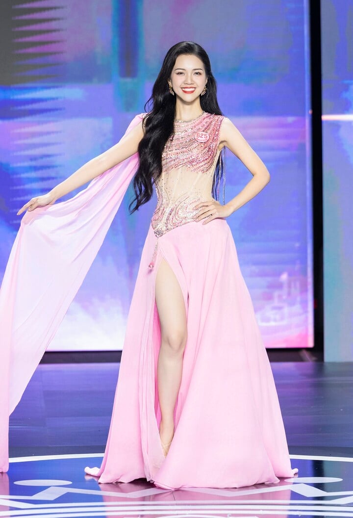 Nguyễn Hoàng Mỹ Vân (SN 1999, TP.HCM) cao 1,68 m, số đo ba vòng 74-58-87 cm. Mỹ Vân từng giành giải Á khôi 1, Hoa khôi Áo dài ở cuộc thi Nét đẹp sinh viên năm 2019 của Đại học Tôn Đức Thắng. Ngoài tiếng Anh, Mỹ Vân có thể giao tiếp cơ bản và hát bằng tiếng Trung.