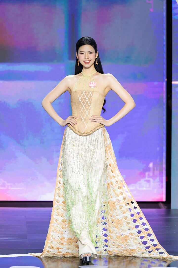 Đinh Hoàng Linh Đan (SN 2003, Đà Nẵng), cao 1,75m, số đo 3 vòng 79-65-92. Linh Đan vừa hoàn thành chương trình cử nhân Kinh doanh Quốc tế tại đại học RMIT Việt Nam, từng học tập và thực tập tại Australia và Việt Nam. Cô mong muốn trở thành nữ doanh nhân và giảng viên đại học.