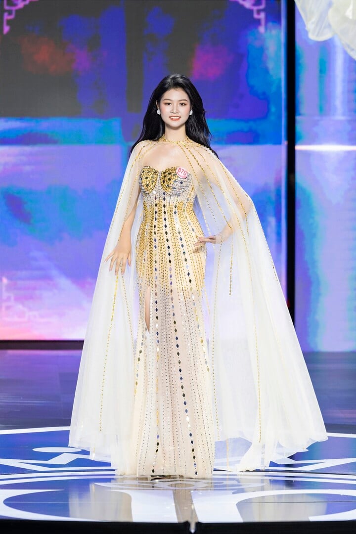 Hồ Ngọc Phương Linh (SN 2004, Hà Tĩnh), cao 1,73 m, nặng 54 kg, số đo ba vòng 86-64-91 cm. Cô là sinh viên trường Quản trị và Kinh doanh, Đại học Quốc gia Hà Nội.