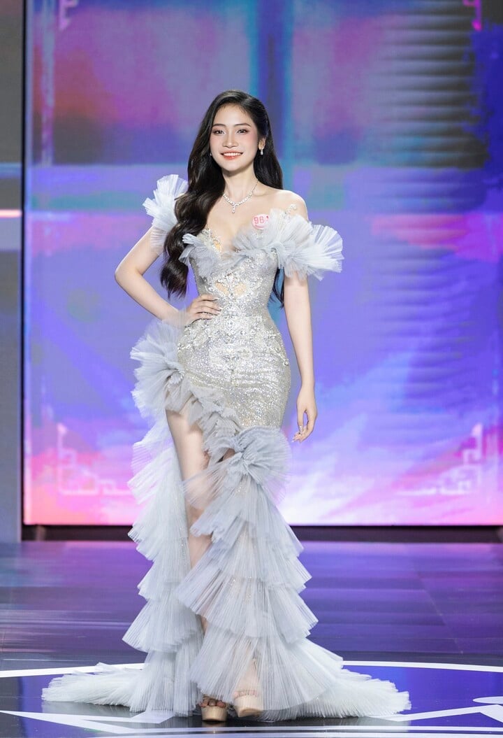 Phùng Thị Hương Giang (SN 2004, Thanh Hóa) cao 1,74 m, số đo ba vòng 81-62-96 cm. Hương Giang đang học ngành Kinh doanh Quốc tế tại Đại học Greenwich. Trong tương lai, cô muốn trở thành người phụ nữ thành đạt, biết dung hòa giữa tri thức, sự nghiệp và những giá trị cộng đồng.