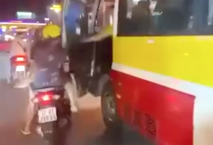 Trước đó, tài xế Đ.M.L đẩy mạnh cửa xe buýt đập trúng vào 2 người đi xe máy khiến dư luận bức xúc. (Ảnh cắt từ clip)