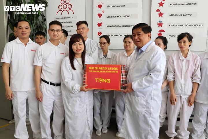 Phó Thủ tướng Nguyễn Chí Dũng thăm, làm việc với Công ty Cổ phần sản xuất gia công và xuất nhập khẩu Hanel (Hanel PT) tại Khu công nghiệp Tiên Sơn, tỉnh Bắc Ninh.