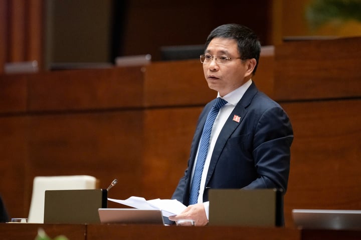 Bộ trưởng Tài chính Nguyễn Văn Thắng phát biểu giải trình. (Ảnh: Quochoi.vn)