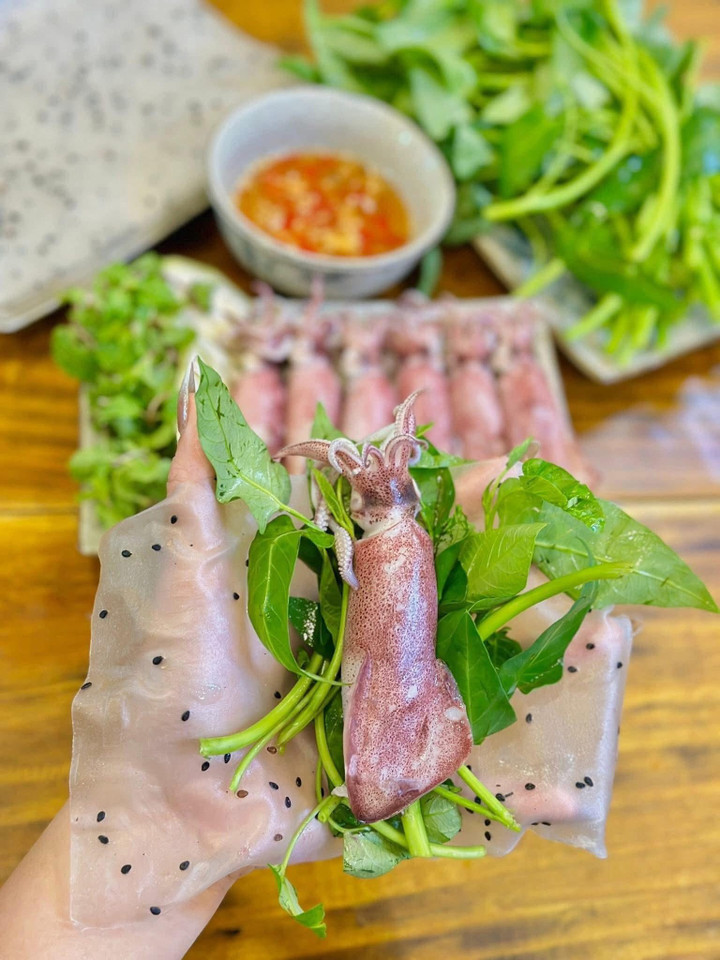 Món mực hấp cuốn rau muống bánh tráng được nhiều người ưa chuộng trong mùa hè nóng bức vì rất thanh mát và dễ ăn.