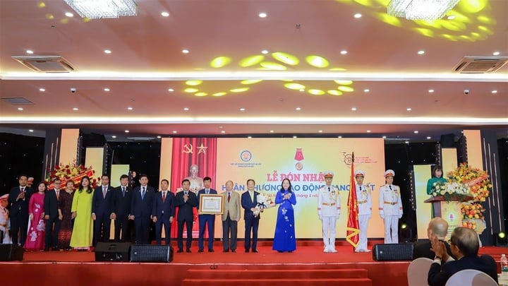 Phó Chủ tịch nước Võ Thị Ánh Xuân trao tặng Huân chương Lao động hạng Nhất cho Hiệp hội Doanh nghiệp nhỏ và vừa Hà Nội. (Ảnh: Hanoisme)