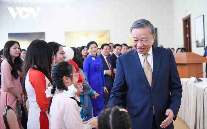 Tổng Bí thư Tô Lâm và Phu nhân đã gặp gỡ các cán bộ, nhân viên Đại sứ quán Việt Nam tại Belarus cùng đại diện cộng đồng người Việt Nam đang sinh sống, học tập và làm việc tại Belarus.