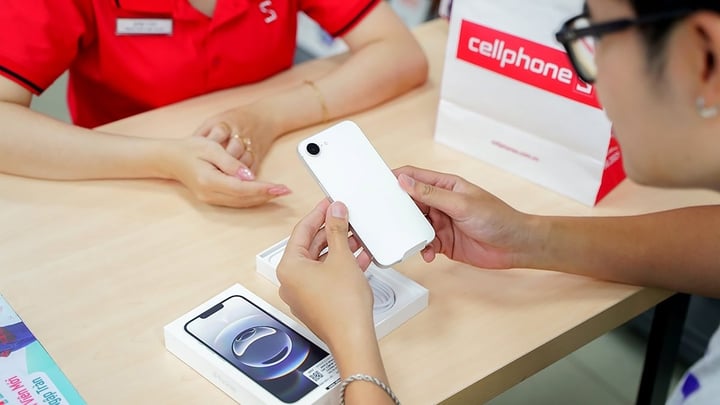 iPhone 16e được dự đoán sẽ có thể giảm giá thêm nhằm tiếp cận người sử dụng nhiều hơn. (Ảnh: Hoài Nam)