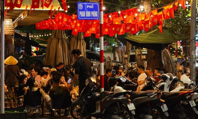 Hà Nội vào cao điểm nắng nóng, quán giải khát chật như nêm