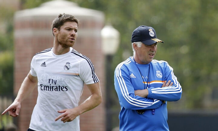 Alonso chốt hợp đồng với Real Madrid, xác định ngày kế nhiệm Ancelotti Alonso và Ancelotti thời làm việc chung ở Real Madrid.