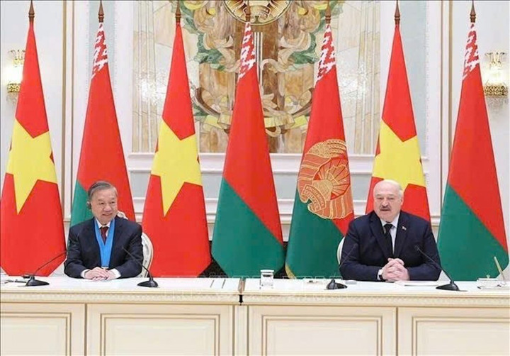 Tổng Bí thư Tô Lâm và Tổng thống Lukashenko họp báo thông tin kết quả hội đàm. (Ảnh: TTXVN)