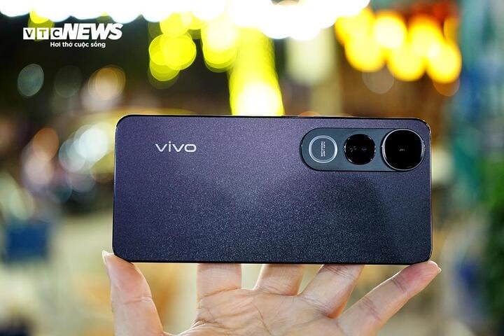 Nhìn chung, người dùng sẽ nhận được nhiều lợi ích từ vivo V50 Lite khi hướng đến nhu cầu tìm kiếm thiết bị liên lạc lâu dài, bền bỉ cả thời lượng pin vẫn độ bền (máy đạt chuẩn chống rơi 5 sao từ SGS Thụy Sĩ, có cấu trúc giảm chấn toàn diện và kháng nước kháng bụi IP65). Cấu hình không quá nổi bật trong phân khúc nhưng vẫn đáp ứng tốt hoạt động giải trí nhờ màn hình AMOLED lớn tới 6,77 inch, tần số quét 120 Hz và chip xử lý MediaTek Dimensity 6300 được phát triển trên tiến trình 6 nm.