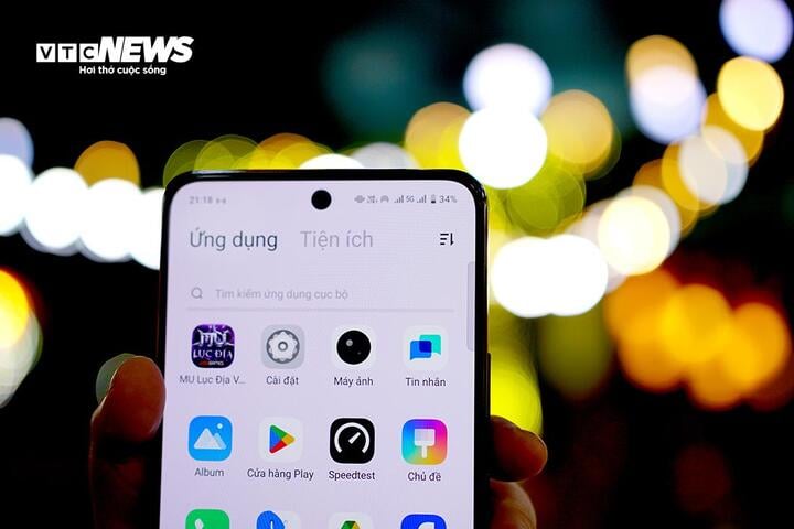 vivo V50 Lite 5G gây ấn tượng mạnh mẽ ngay từ những thông số ban đầu. Điểm nổi bật nhất là viên pin dung lượng "khủng" 6.500 mAh, kết hợp cùng công nghệ sạc nhanh 90 W FlashCharge. Hãng cho biết thiết bị có khả năng sạc 20% pin trong 9 phút và 100% trong chưa tới một giờ. Thử nghiệm thực tế cho thấy vivo không hề nói quá về những gì mà viên pin 6.500 mAh trang bị công nghệ BlueVolt độc quyền của hãng mang lại, thậm chí tốc độ sạc còn nhanh hơn mức được nhà sản xuất công bố khi chỉ mất hơn 7 phút để máy từ 0% lên 20% và trên 50 phút để đạt dung lượng tối đa.