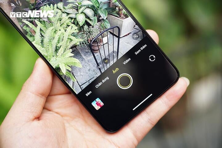 Dù vậy, camera 50 MP sử dụng cảm biến Sony IMX882 chỉ dừng lại ở mức tương xứng với giá tiền và phân khúc, chưa góp phần tạo thêm sự khác biệt cho vivo V50 Lite. Chất lượng hình ảnh nói chung đủ dùng, độ chi tiết vừa đủ, không quá mạnh trong điều kiện ánh sáng yếu. Bù lại, máy có nhiều lựa chọn và chế độ khi chụp chân dung, giúp người dùng có được những hình ảnh mang tính tùy biến cao theo từng điều kiện môi trường và phong cách khác nhau như Tự nhiên, Lễ hội, Cổ điển, Đen trắng….