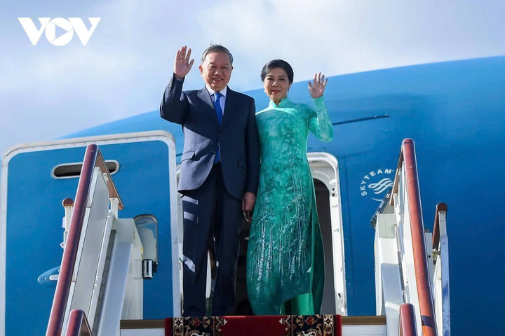 Ngày 8/5, Tổng Bí thư Tô Lâm và Phu nhân cùng Đoàn đại biểu cấp cao Việt Nam tới Thủ đô Moskva, đầu các hoạt động thăm chính thức LB Nga và dự Lễ kỷ niệm 80 năm Ngày Chiến thắng trong Chiến tranh Vệ quốc vĩ đại. Phó Thủ tướng Nga Dmitry Chernyshenko cùng các quan chức ngoại giao đón đoàn tại sân bay Vnukovo.