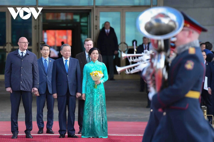 Sau khi chuyên cơ hạ cánh, lễ đón chính thức được tổ chức trọng thể tại sân bay Vnukovo. Phó Thủ tướng Nga Dmitry Chernyshenko mời Tổng Bí thư Tô Lâm vào vị trí duyệt đội danh dự. Quân nhạc cử quốc thiều hai nước Việt Nam và Liên bang Nga.