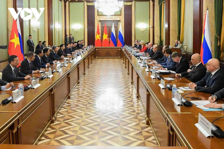 Chiều 8/5, tại Trụ sở Chính phủ Nga, Tổng Bí thư Tô Lâm và Thủ tướng Nga Mikhail Mishustin đã hội kiến. Hai bên đã trao đổi về các biện pháp nhằm củng cố tin cậy chính trị và mở rộng hợp tác song phương trong các lĩnh vực như năng lượng, thương mại - đầu tư, công nghiệp quốc phòng, giao thông vận tải, công nghệ cao, y tế, giáo dục - đào tạo, văn hóa, du lịch, hợp tác địa phương, giao lưu nhân dân… Thủ tướng Mikhail Mishustin khẳng định, Chính phủ Nga sẽ phối hợp với Chính phủ Việt Nam triển khai các quyết định được thông qua ở cấp cao nhất.