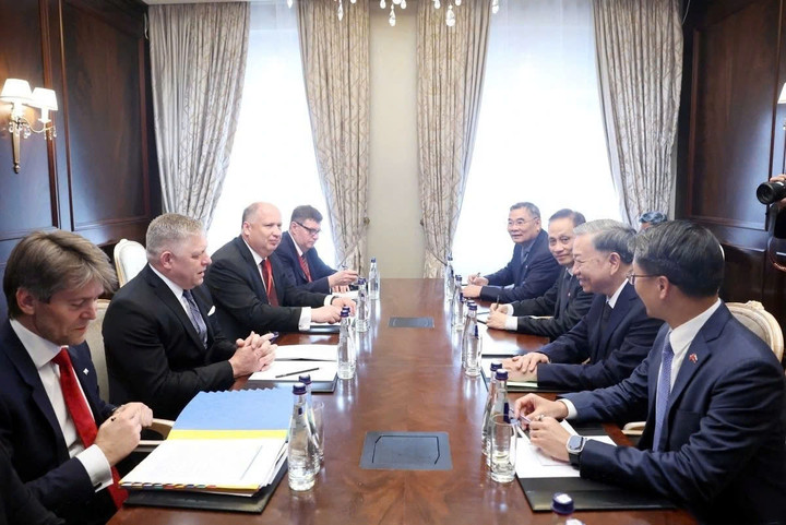 Ngày 9/5, trong khuôn khổ tham dự Lễ kỷ niệm 80 năm chiến thắng trong Chiến tranh Vệ quốc vĩ đại tại Nga, Tổng Bí thư Tô Lâm đã có cuộc gặp với Thủ tướng Slovakia Robert Fico. Hai bên nhất trí tiếp tục tăng cường hợp tác trên tất cả các lĩnh vực. Nhân dịp này, Tổng Bí thư đề nghị Slovakia hỗ trợ thúc đẩy Ủy ban châu Âu sớm gỡ bỏ "thẻ vàng" IUU đối với hải sản xuất khẩu của Việt Nam, vận động các nước EU còn lại sớm phê chuẩn Hiệp định Bảo hộ đầu tư Việt Nam - EU. (Ảnh: TTXVN)