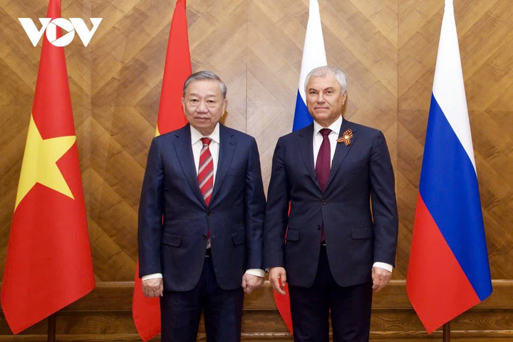 Sáng 10/5, tại trụ sở Duma Quốc gia, Tổng Bí thư Tô Lâm và Chủ tịch Duma Quốc gia Nga Vyacheslav Volodin đã hội kiến. Hai bên nhấn mạnh tầm quan trọng của nghị viện hai nước trong việc hỗ trợ các nỗ lực tăng cường hợp tác kinh tế - thương mại, đầu tư, năng lượng… tháo gỡ các rào cản về thủ tục, tạo điều kiện thuận lợi cho công dân hai nước sinh sống, học tập và làm việc tại lãnh thổ của nhau.